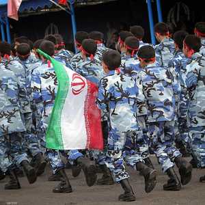 أطفال يرتدون زيا عسكريا خلال عرض لميليشيات الباسيج-أرشيف