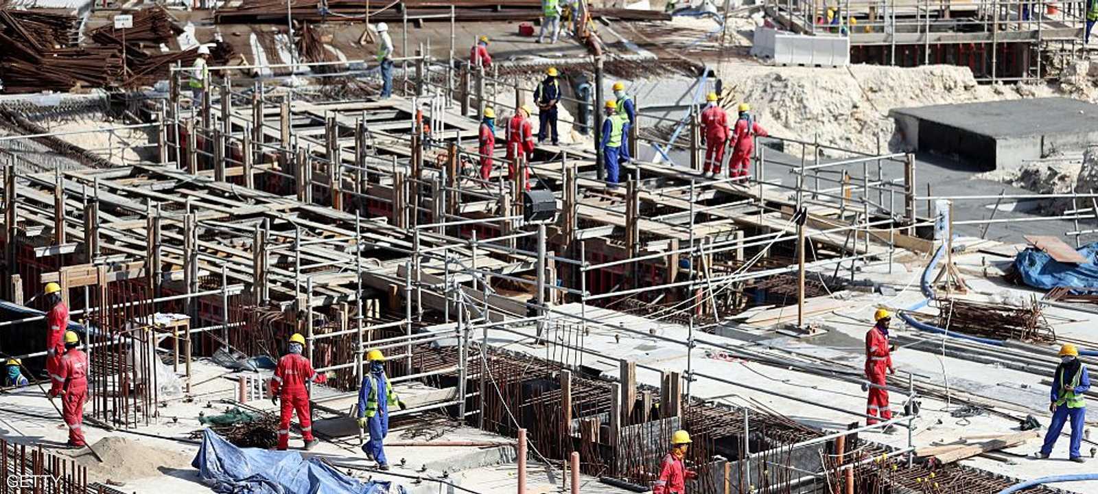 يعاني العمال في قطر من ظروف معيشية صعبة