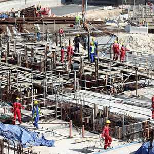 يعاني العمال في قطر من ظروف معيشية صعبة