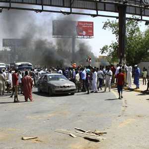 الجيش يشرع في إزالة المتاريس في شوارع رئيسية بالخرطوم