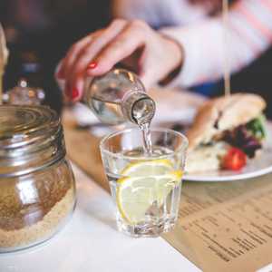 تناول الماء بالليمون يسرع عملية "الأيض"