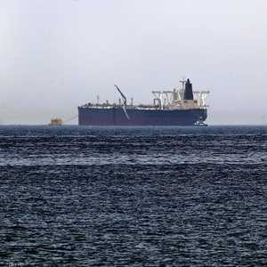 التحذير جاء بعد أيام من تعرض 4 سفن تجارية للتخريب بخليج عمان