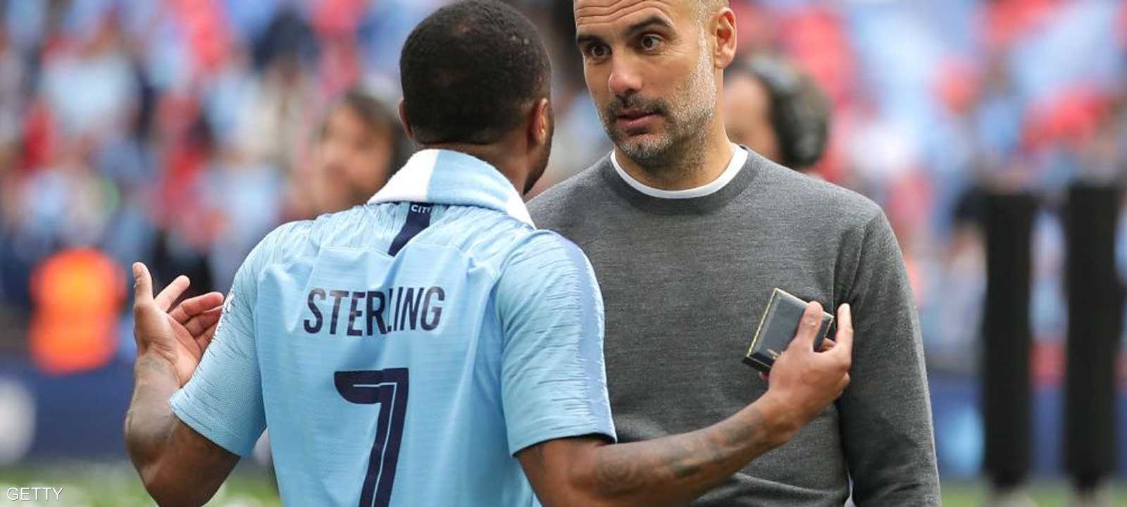 غوارديولا يلقي محاضرة على لاعبه رحيم ستيرلنغ