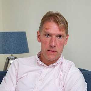 الطبيب يمارس المهنة منذ 23 عاما