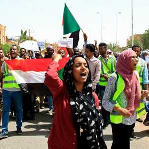 يطالب المعتصمون بسلطة مدنية