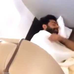 صلاح نائم على أرضية الطائرة