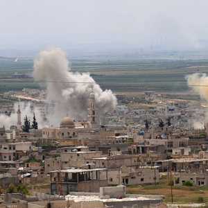 دخان يتصاعد جراء القصف على مواقع للمعارضة في إدلب