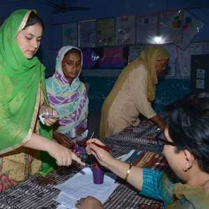 صورة أرشيفية لفتاة هندية تدلي بصوتها في الانتخابات