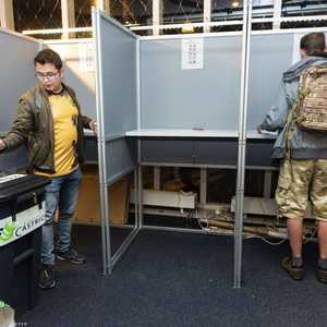 أول ناخب يصوت بانتخابات أوروبا في هولندا