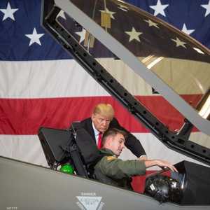 ترامب يتفقد طائرة شبح - أرشيفية