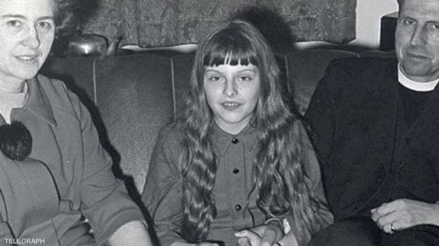 صورة أرشيفية للطفلة تيريزا ماي مع والديها