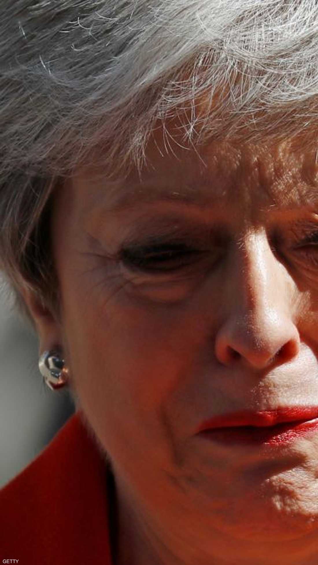 أعلنت رئيسة الوزراء البريطانية تيريزا ماي، الجمعة، استقالتها من منصبها، لتمهد الطريق أمام اختيار زعيم جديد من المرجح أن يسعى لإبرام اتفاق أكثر حسما لخروج بريطانيا من الاتحاد الأوروبي.