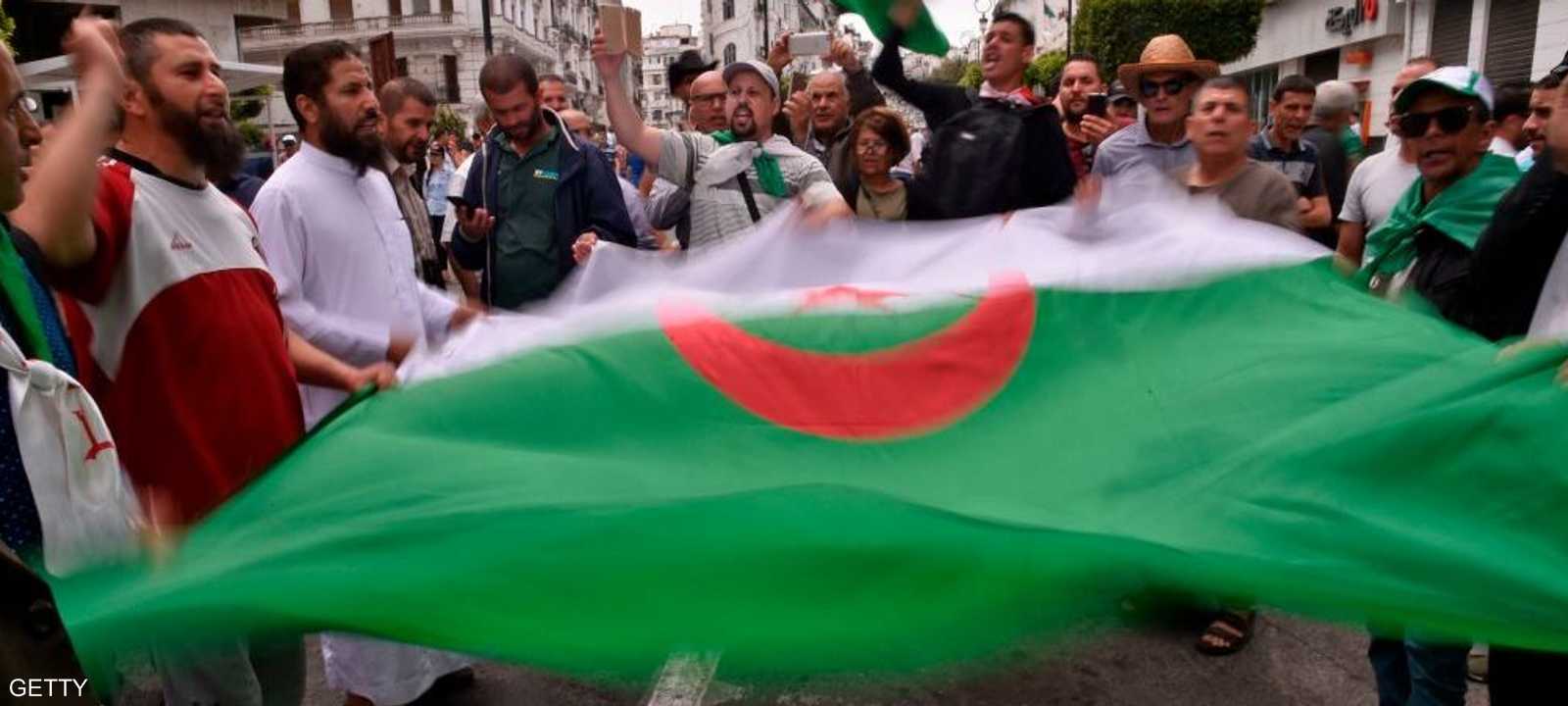 الحراك الشعبي الجزائري يطالب بتأجيل الانتخابات الرئاسية