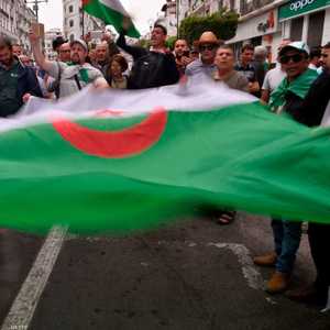 الحراك الشعبي الجزائري يطالب بتأجيل الانتخابات الرئاسية