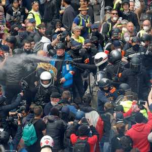 جانب من احتجاجات السترات الصفر مع شرطة مكافحة الشغب