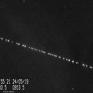 قطار الأقمار الصناعية يجوب الفضاء