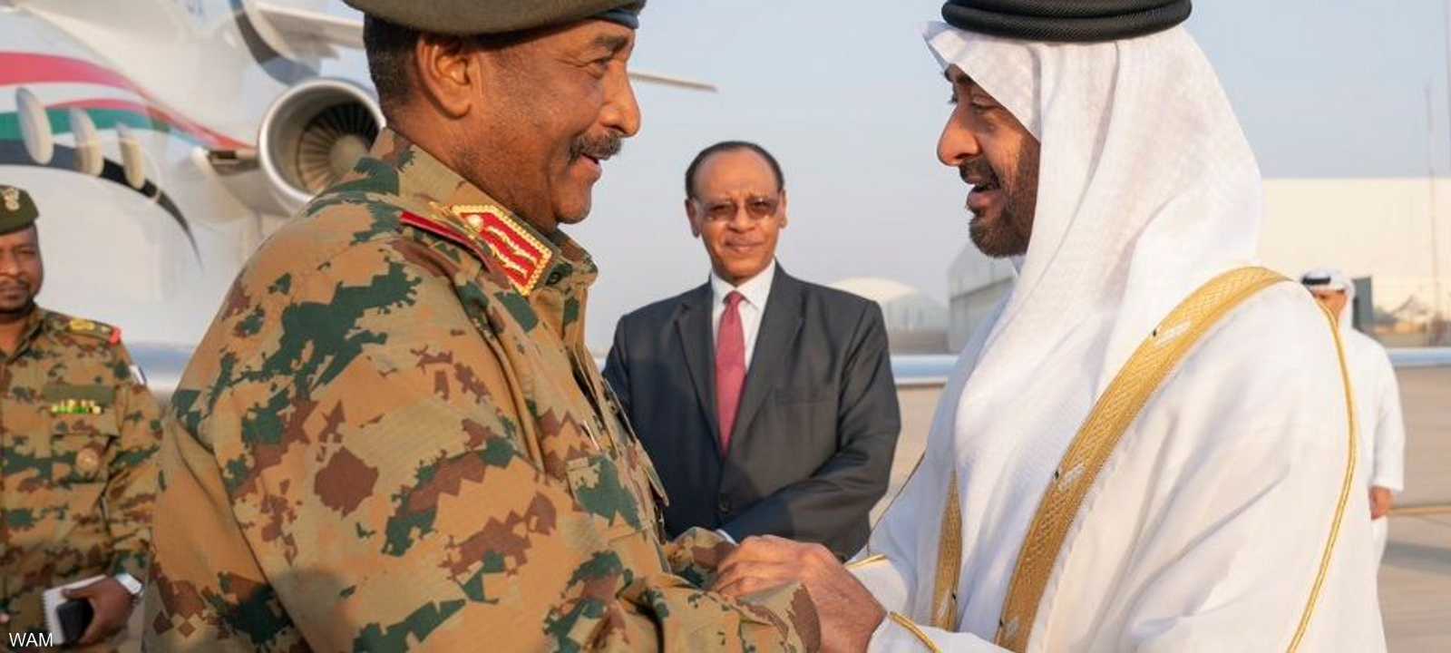 محمد بن زايد في استقبال رئيس المجلس العسكري بالسودان