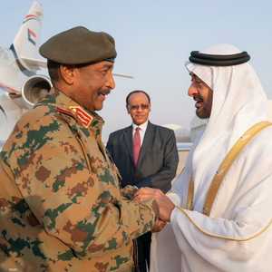 محمد بن زايد في استقبال رئيس المجلس العسكري بالسودان