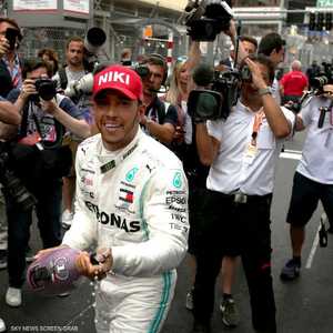 هاميلتون يهدي فوزه لروح أسطورة السباقات"نيكي لاودا"