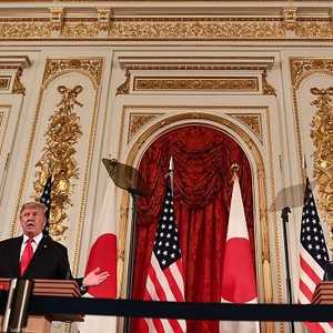 ترامب وشينزو آبي خلال مؤتمر صحفي في العاصمة اليابانية طوكيو.