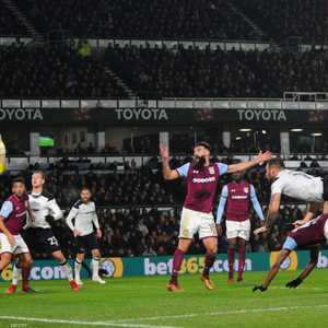 لقطة من مباراة سابقة بين أستون فيلا وديربي كاونتي