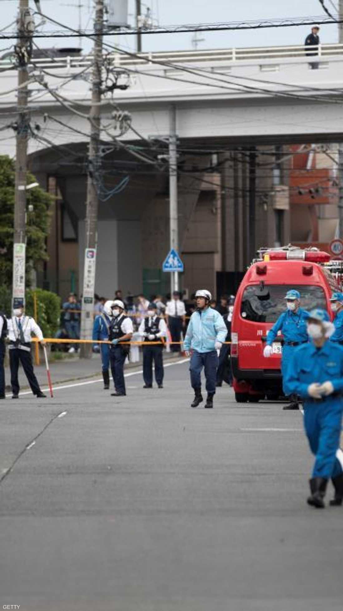 هاجم رجل كان يحمل سكينا تلميذات كن ينتظرن في محطة للحافلات خارج طوكيو، الثلاثاء، مما أسفر عن مقتل وإصابة أشخاص.