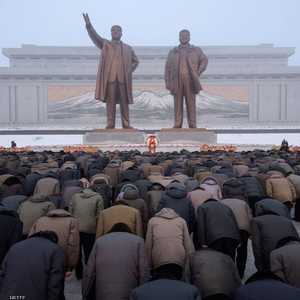 كوريون شماليون ينحنون أمام تمثال لزعيمهم