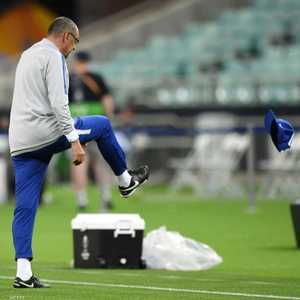 ساري يركل القبعة