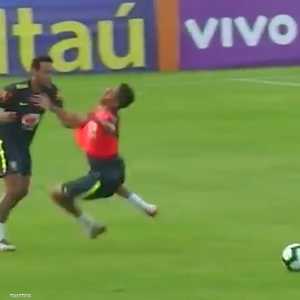 نيمار يهاجم لاعبا شابا بمنتخب البرازيل
