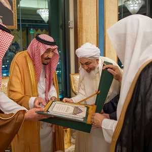 الملك سلمان أثناء تسلمه لوثيقة مكة