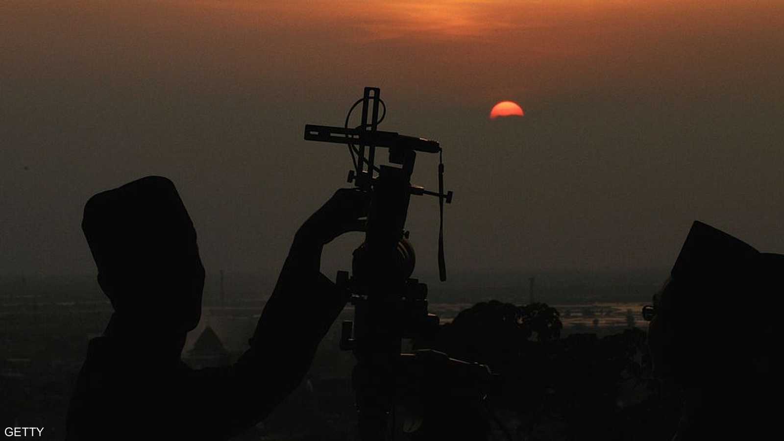 عالم فلكي يستعد لمراقبة هلال العيد- أرشيفية