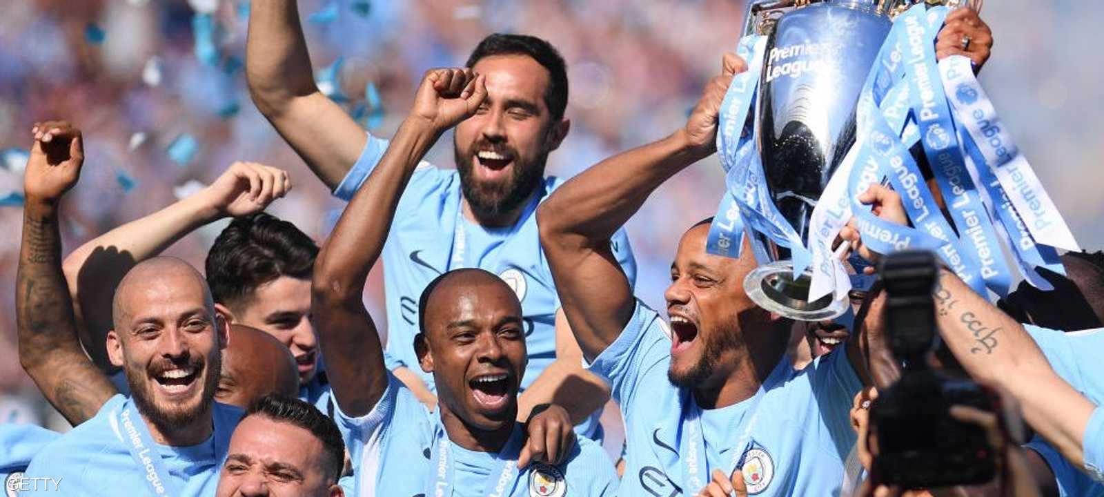 لاعبو مانشستر سيتي يحتفلون ببطولة الدوري الإنجليزي