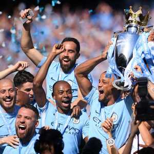 لاعبو مانشستر سيتي يحتفلون ببطولة الدوري الإنجليزي