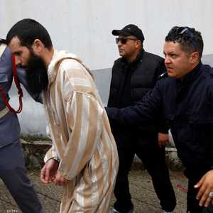 أحد المتهمين بقتل السائحتين خلال توجهه للمحاكمة.