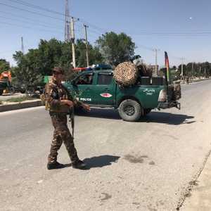 جندي أفغاني يحرس موقع التفجير