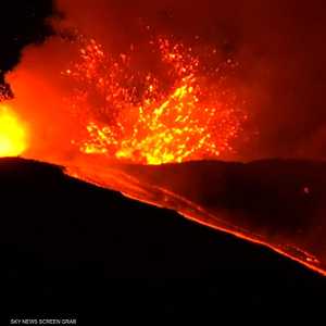 بركان إيتنا يطلق حممه النارية