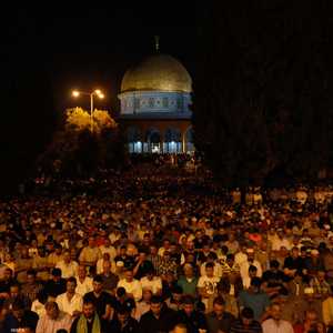 الآلاف من المصلين في رحاب الأقصى