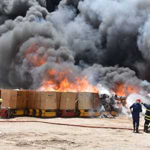 النيران التهمت مخازن تحتوي على قطع غيار للسيارات.