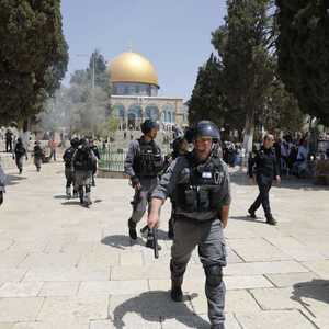 جنود إسرائيليون مدججون بالسلاح يقتحمون باحات الأقصى، الأحد