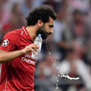 مع الدقيقة 41 من الشوط الأول، توجه النجم المصري للإفطار