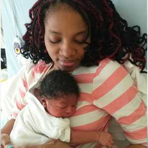 الأم أدا وطفلها الذي أنجبته في الكرسي الخلفي لسيارة أوبر