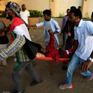 لجان التأمين تنقل أحد المصابين