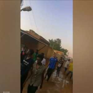سودانيون يفرون من موقع الاعتصام على وقع الرصاص