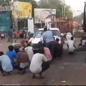 سودانيون يحاولون الاحتماء من الرصاص في مقر الاعتصام