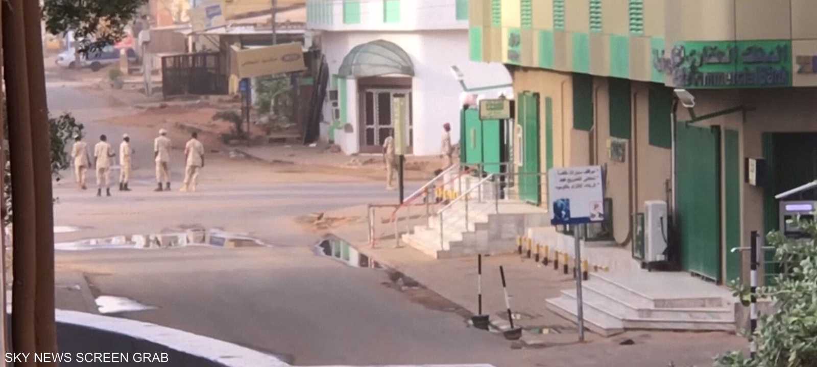أفراد من قوات الأمن السوداني في شوارع الخرطوم