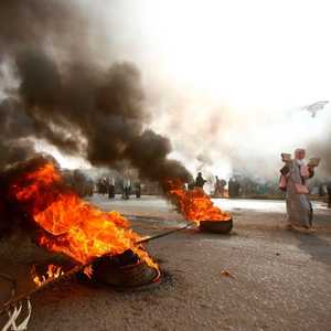 إشعال الإطارات في السودان بعد محاولة فض الاعتصام