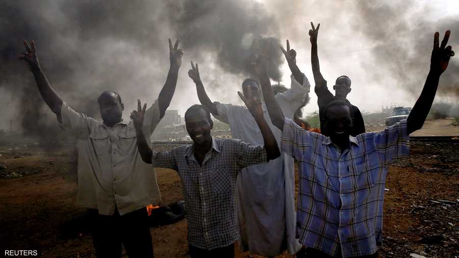 دعا تجمع المهنيين السودانيين "المواطنين للتوجه إلى مكان الاعتصام" وتنفيذ عصيان مدني شامل في البلاد.