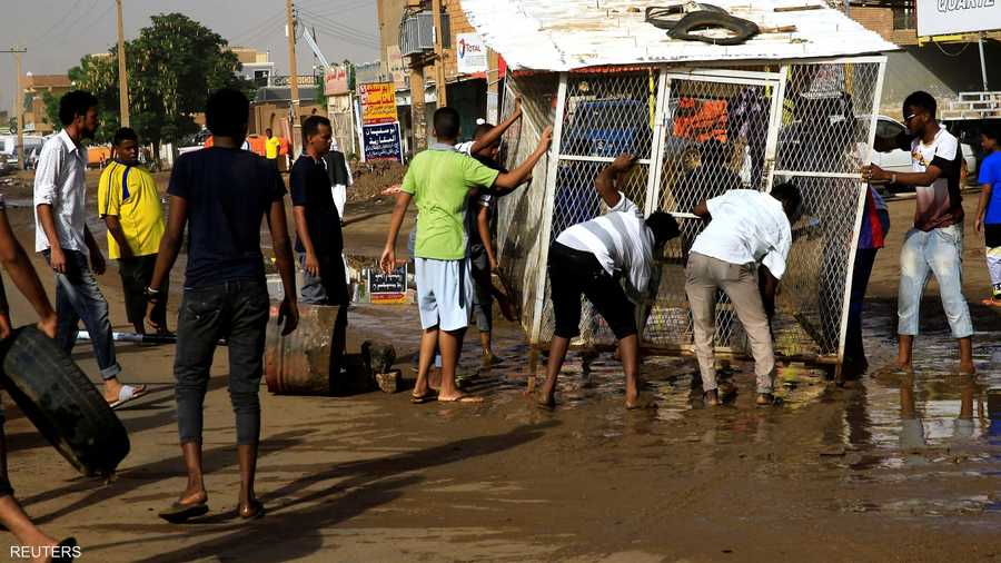ذكر المتحدث باسم المجلس العسكري الانتقالي أن القوات السودانية لم تفض الاعتصام، بل استهدفت منطقة مجاورة له باتت تشكل خطرا على أمن المواطنين.
