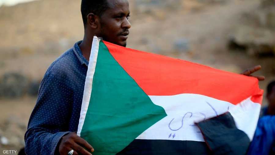 علق حزب الأمة السوداني على الأحداث في بيان قال فيه "نرفض أي محاولة لفض الاعتصام بالقوة"، داعيا إلى خروج تظاهرات في كل أنحاء البلاد.