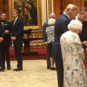 الأمير هاري يبدو بعيدا في مؤخرة الصورة على اليسار.